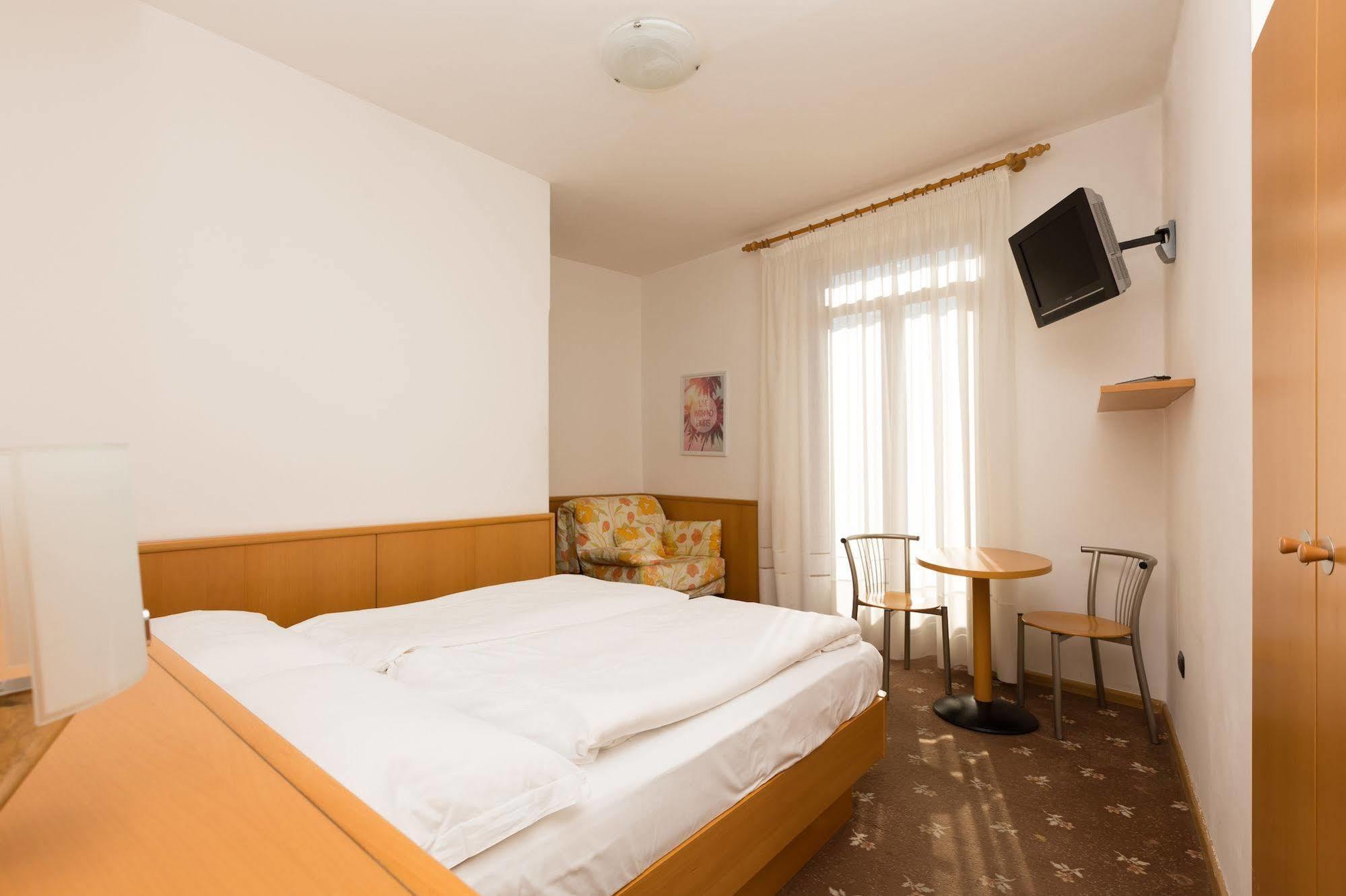 Garda Living Apartments Torbole トルボレ エクステリア 写真