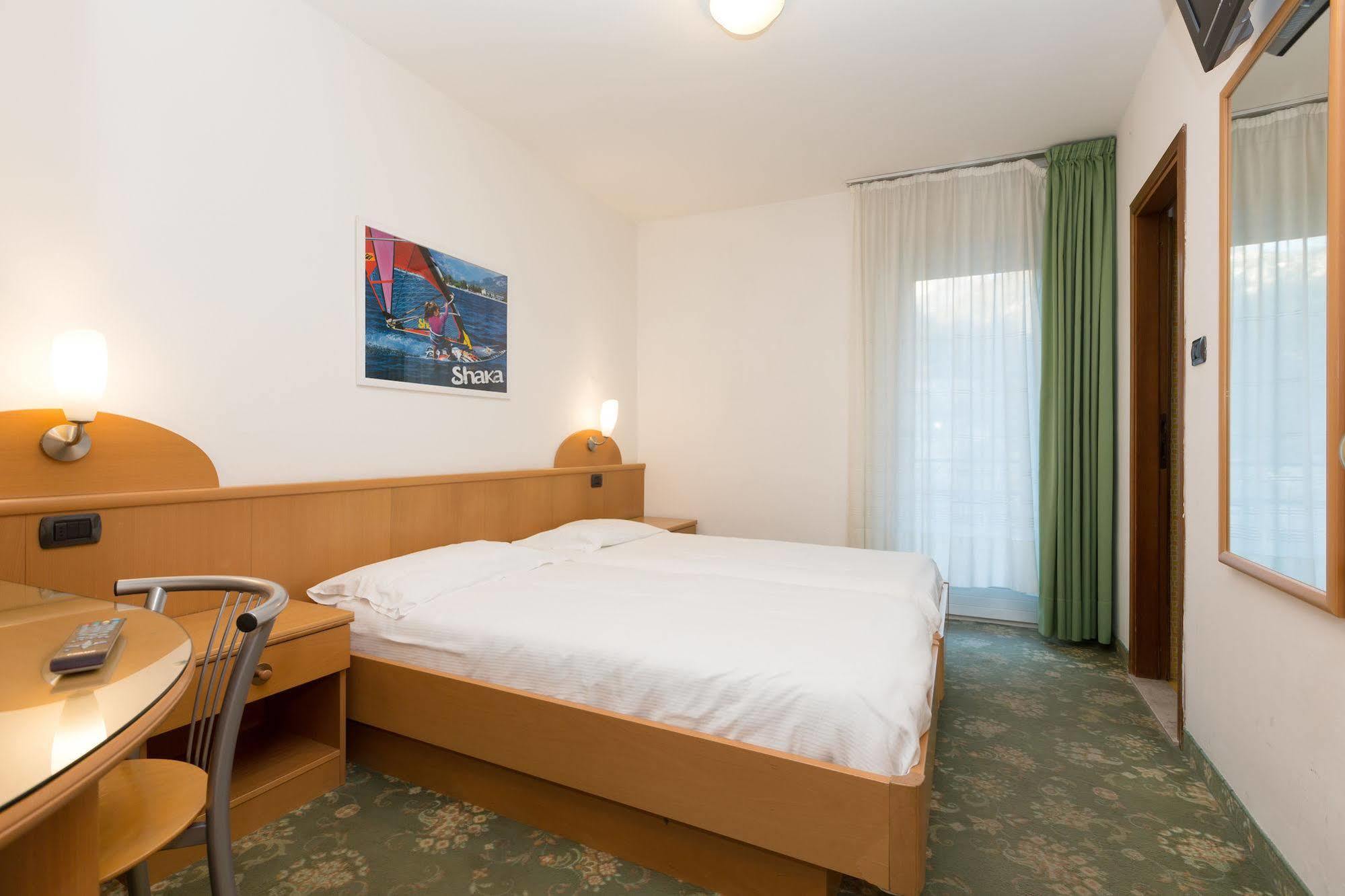 Garda Living Apartments Torbole トルボレ エクステリア 写真