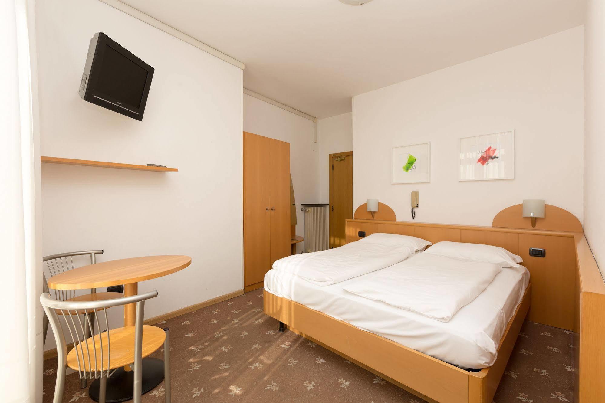 Garda Living Apartments Torbole トルボレ エクステリア 写真